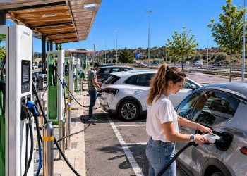 La red de cargadores rápidos en España crecerá con 337 nuevas instalaciones para cubrir los tramos sin servicio, lo que reduce el riesgo en viajes largos con coche eléctrico.