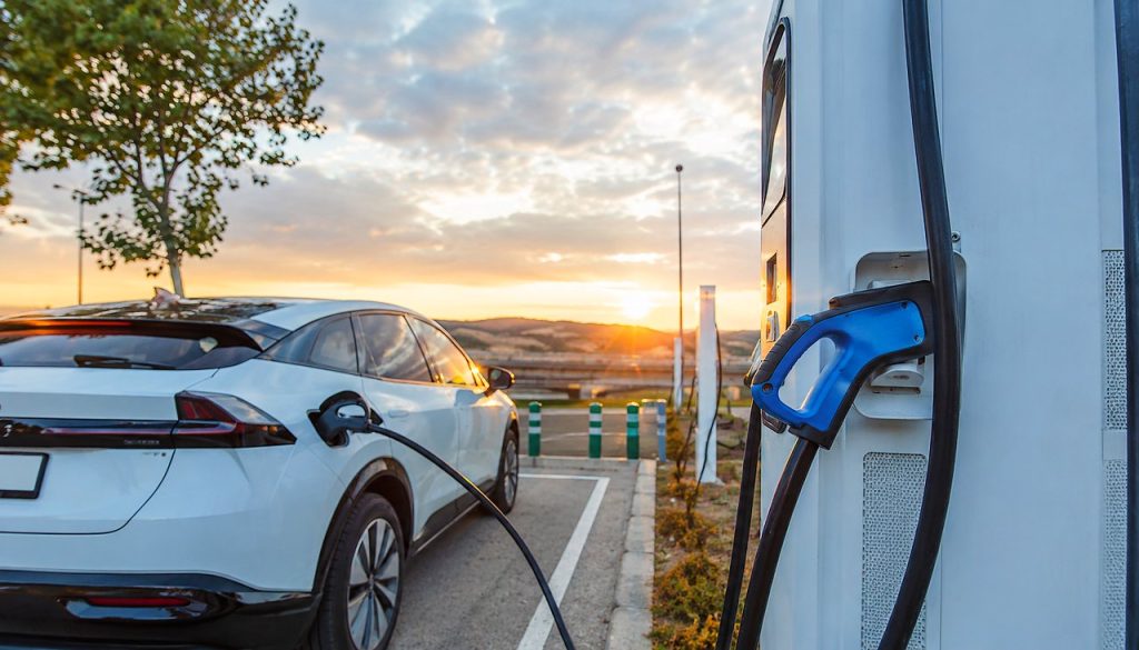 El despliegue de cargadores rápidos permitirá conectar rutas clave del país, reforzando la infraestructura actual y mejorando la experiencia de conducción en trayectos interurbanos.