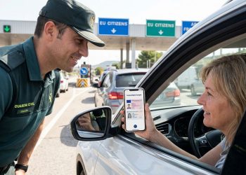 La cartera digital europea será obligatoria para los conductores y ciudadanos en 2027, integrando el carnet de conducir, el DNI y los documentos clave en el móvil con validez en toda la Unión Europea.