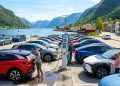 El coche eléctrico en Noruega alcanza una presencia casi total en las matriculaciones, con un 98,6% en abril, muy lejos del 18,9% registrado en España.