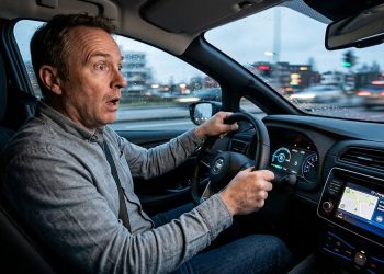 Adaptarse a conducir un coche eléctrico requiere entender cómo la entrega inmediata de potencia y la ausencia de estruendo transforman la experiencia diaria en el asfalto.