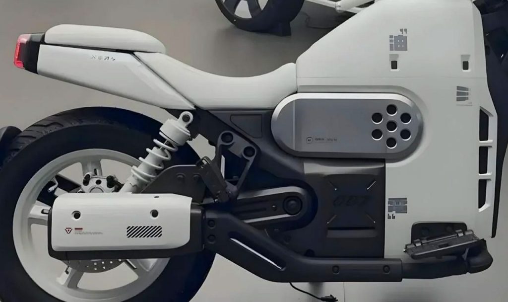 Este prototipo de moto eléctrica de Chery combina un motor de batería con un propulsor térmico que actúa únicamente como fuente de energía.