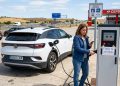 Recargar un coche eléctrico en las carreteras de España sigue presentando fallos graves en algunas rutas principales, según un informe de la OCU.