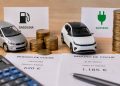 La OCU detecta fuertes subidas en los seguros de coches eléctricos e híbridos frente a los modelos de gasolina, con diferencias de hasta 2.400 euros entre aseguradoras.