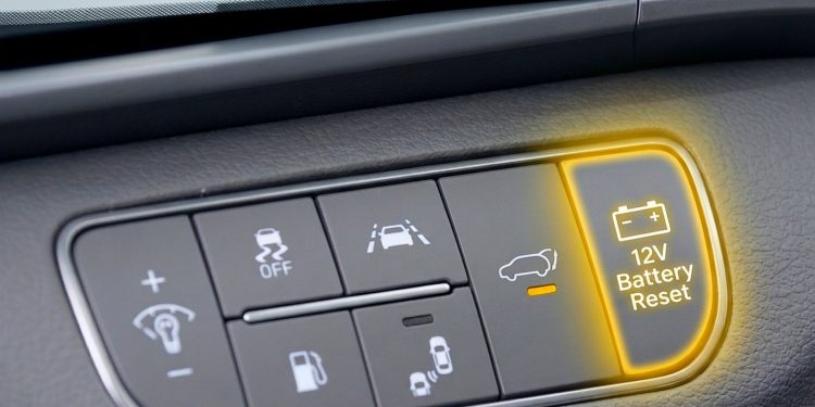 El sistema 12V Battery Reset de Hyundai y Kia puede devolver la vida al coche en segundos cuando falla la batería auxiliar.