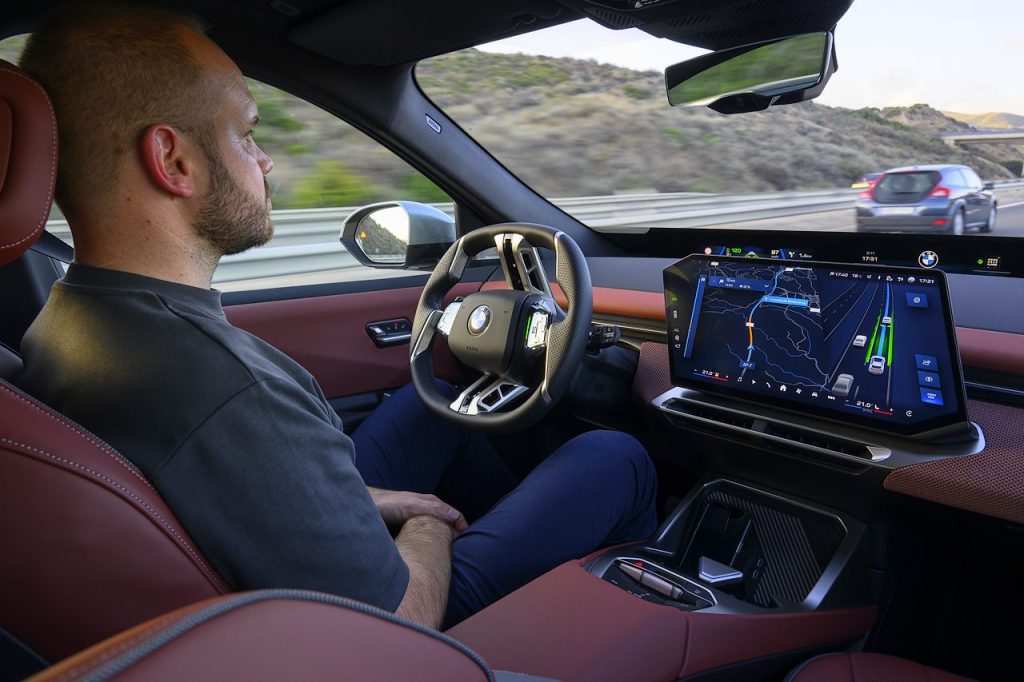 El sistema de conducción asistida BMW Highway Assistant ya suma más de 200 millones de kilómetros recorridos sin poner las manos al volante por parte de sus usuarios.