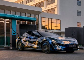 El futuro BYD Han 9 ya prepara su desembarco con versiones eléctricas e híbridas enchufables, hasta 1.008 kilómetros de autonomía y carga ultrarrápida.