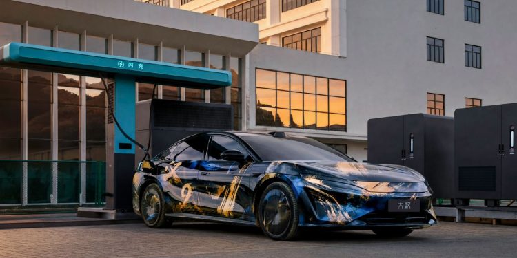 El futuro BYD Han 9 ya prepara su desembarco con versiones eléctricas e híbridas enchufables, hasta 1.008 kilómetros de autonomía y carga ultrarrápida.