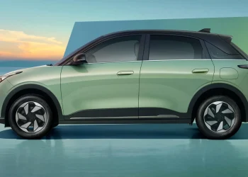 Geely E2 lateral