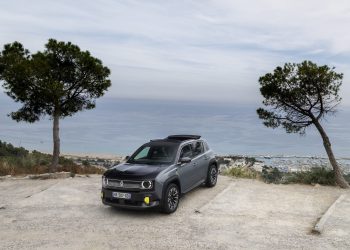 Renault 4 E-Tech plein sud