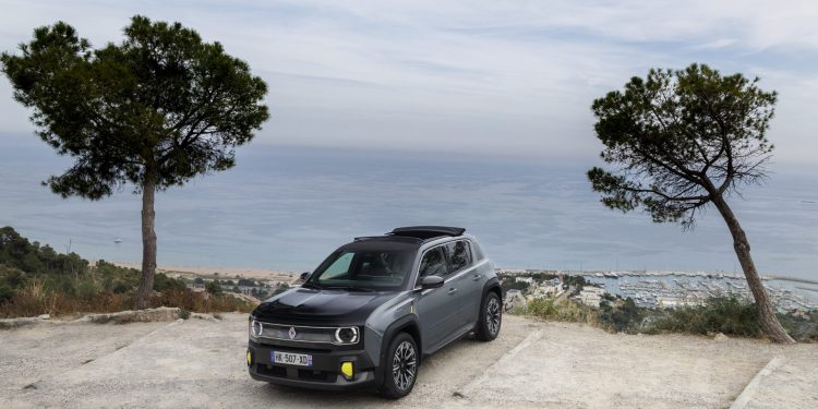 Renault 4 E-Tech plein sud