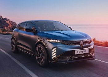 El Renault Megane E-Tech eléctrico estrena diseño, nueva batería de 67 kWh, carga rápida de 165 kW y dos acabados para reforzar su posición entre los compactos eléctricos.
