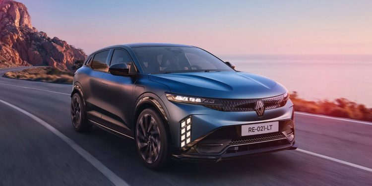 El Renault Megane E-Tech eléctrico estrena diseño, nueva batería de 67 kWh, carga rápida de 165 kW y dos acabados para reforzar su posición entre los compactos eléctricos.