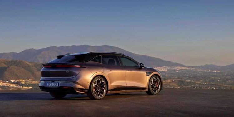El Zeekr 7GT desembarca en Europa con hasta 655 kilómetros WLTP, arquitectura de 800 voltios y precios que parten desde 45.990 euros, aunque las primeras pruebas detectan algunas limitaciones.