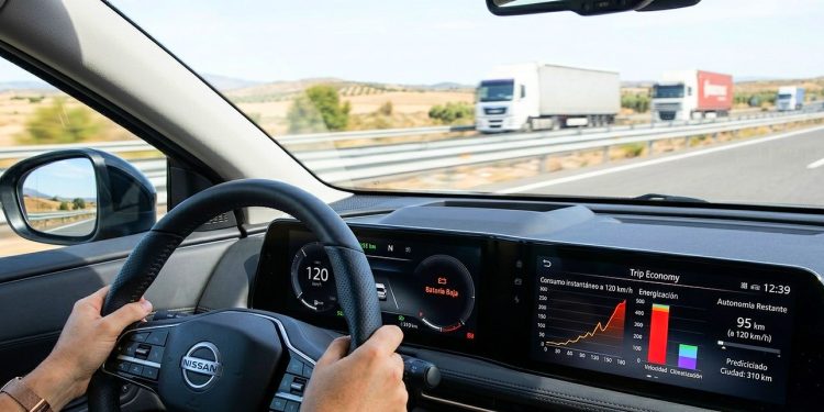 La autonomía del coche eléctrico cae en autopista por una combinación de velocidad, consumo continuo y uso de sistemas auxiliares durante los desplazamientos largos.