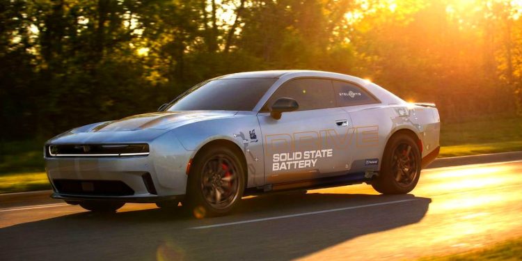 La batería de estado sólido ya está en marcha: Stellantis pone a prueba en carretera el primer coche eléctrico con esta tecnología.