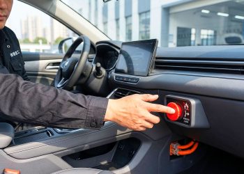 China exige un botón de corte de emergencia en sus coches eléctricos para reducir el riesgo de incendios