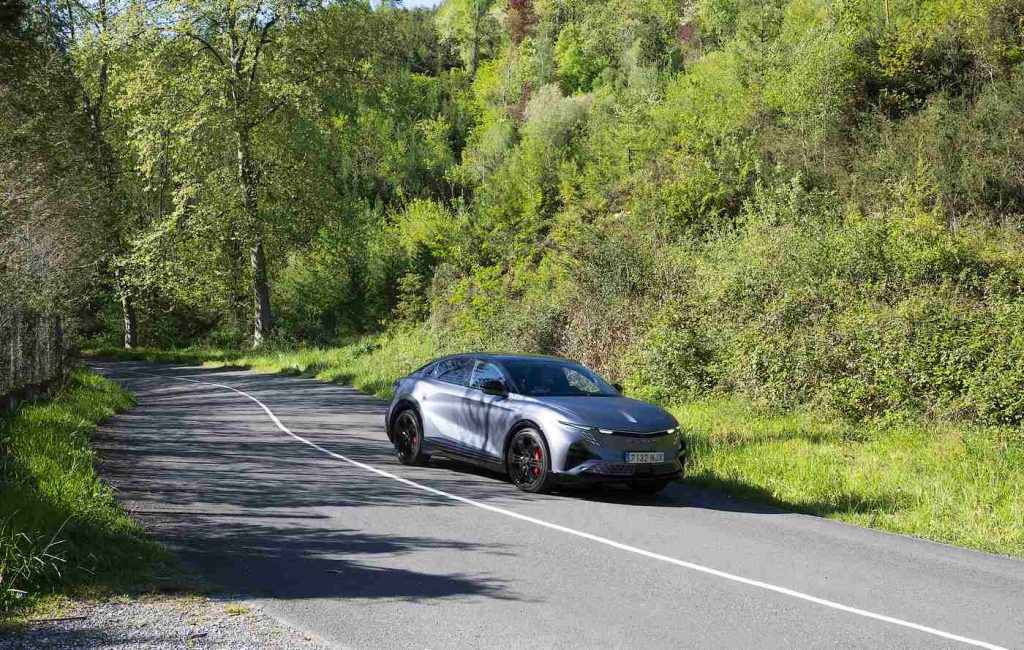 El Alpine A390 reúne hasta 557 kilómetros de autonomía, cinco plazas y carga rápida para afrontar viajes largos con mayor comodidad.
