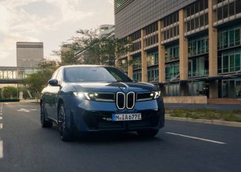 BMW iX3 circulando
