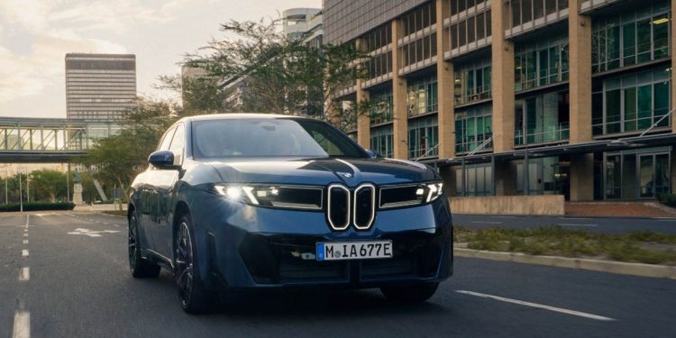BMW iX3 circulando