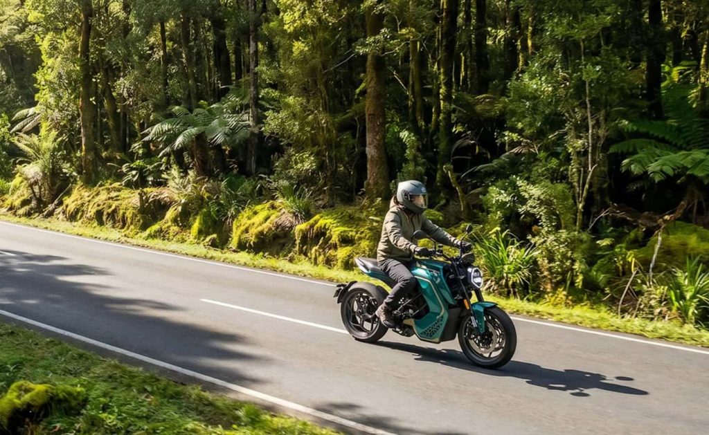 La Charged Ndara es una moto eléctrica naked con 11 kW de potencia, hasta 100 kilómetros de autonomía y una velocidad máxima de 125 km/h.