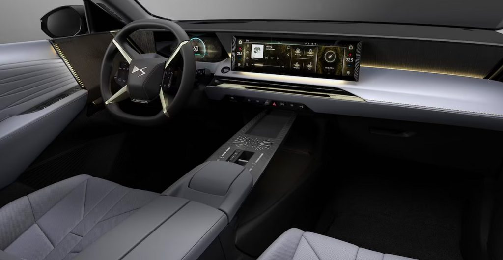 El DS N°7 eléctrico estrena plataforma STLA Medium, mejora el confort, amplía el equipamiento y mantiene una oferta híbrida de 145 CV desde 46.000 euros.