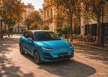 El Lepas L4 EV prepara su desembarco en España con una batería de 65,05 kWh, carga rápida en unos 20 minutos y una propuesta centrada en el diseño, la conectividad y la asistencia a la conducción.