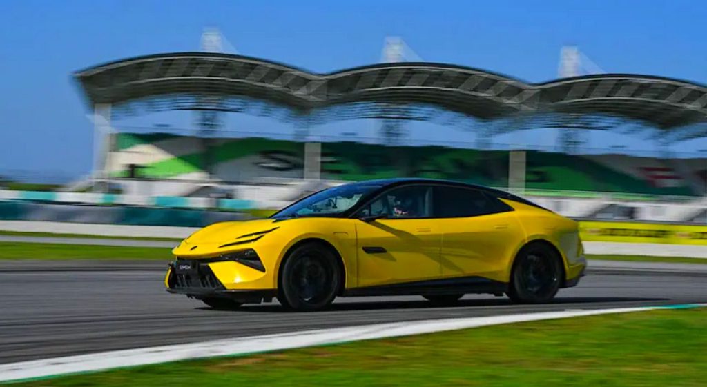 El Lotus Emeya 900 demuestra su rendimiento en uno de los circuitos más exigentes de Asia gracias a sus 900 CV, a una aerodinámica diseñada para circuito y a un chasis orientado a la precisión.