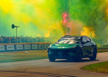 El Lotus Emeya 900 firma la vuelta más rápida lograda por un coche eléctrico en el circuito de carreras de Sepang tras detener el cronómetro en 2:20.317 y rebajar en más de siete segundos el anterior registro.