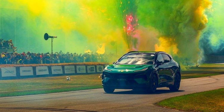 El Lotus Emeya 900 firma la vuelta más rápida lograda por un coche eléctrico en el circuito de carreras de Sepang tras detener el cronómetro en 2:20.317 y rebajar en más de siete segundos el anterior registro.