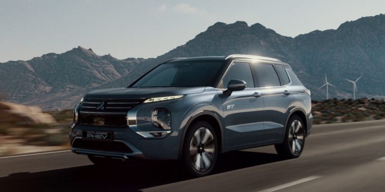 Mitsubishi aplica una rebaja inédita al Outlander PHEV, que pasa de 50.800 a 29.500 euros en su versión Motion tras sumar las promociones comerciales.