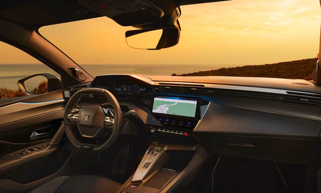 El próximo Peugeot e-408 cambiará su diseño, su interior y la tecnología para ganar peso dentro de la gama y competir con otras berlinas eléctricas de referencia.