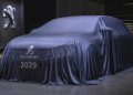 Según las previsiones actuales, la nueva generación del Peugeot 408 llegará en 2029. Mientras, la marca mantiene la comercialización del actual Peugeot e-408.