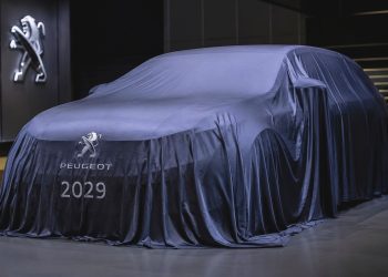 Según las previsiones actuales, la nueva generación del Peugeot 408 llegará en 2029. Mientras, la marca mantiene la comercialización del actual Peugeot e-408.