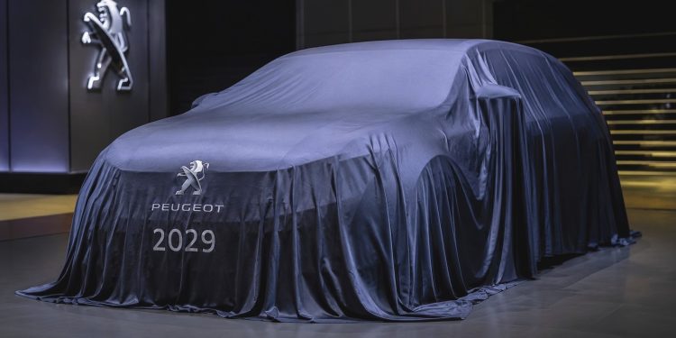 Según las previsiones actuales, la nueva generación del Peugeot 408 llegará en 2029. Mientras, la marca mantiene la comercialización del actual Peugeot e-408.