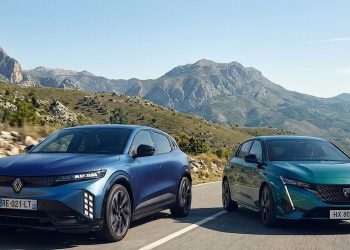 Renault actualiza el Mégane E-Tech con 500 kilómetros de autonomía y carga de 165 kW. Frente a él, el Peugeot E-308 mantiene su apuesta por la eficiencia y el equipamiento.