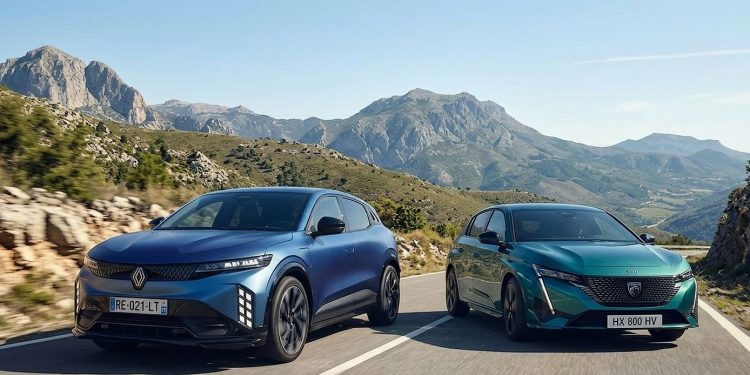 Renault actualiza el Mégane E-Tech con 500 kilómetros de autonomía y carga de 165 kW. Frente a él, el Peugeot E-308 mantiene su apuesta por la eficiencia y el equipamiento.