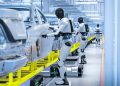 La estrategia de Tesla Optimus combina el entrenamiento con datos reales de fábrica y la fabricación de componentes en Alemania para acercar el uso del robot en sus plantas.