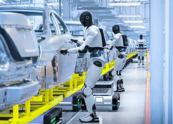 La estrategia de Tesla Optimus combina el entrenamiento con datos reales de fábrica y la fabricación de componentes en Alemania para acercar el uso del robot en sus plantas.