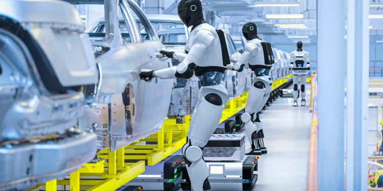 La estrategia de Tesla Optimus combina el entrenamiento con datos reales de fábrica y la fabricación de componentes en Alemania para acercar el uso del robot en sus plantas.