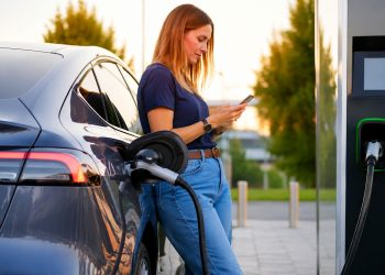 Los coches eléctricos podrían afrontar un pago por kilómetro recorrido si este modelo termina extendiéndose a más países europeos.