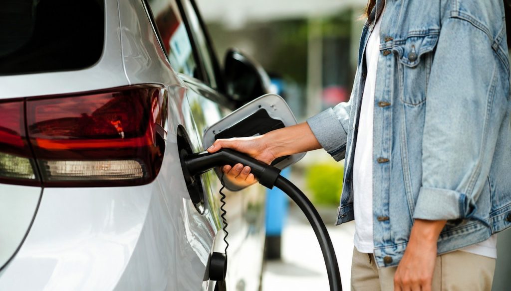 Posible impuesto a los coches eléctricos e híbridos enchufables