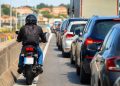 Las nuevas normas para motoristas de la DGT incorporan tres obligaciones de seguridad y permiten utilizar el arcén derecho en determinadas congestiones de tráfico.