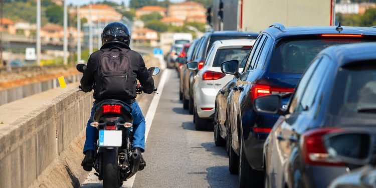Las nuevas normas para motoristas de la DGT incorporan tres obligaciones de seguridad y permiten utilizar el arcén derecho en determinadas congestiones de tráfico.