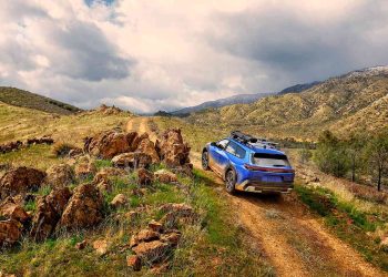 El Subaru e-Outback amplía la oferta eléctrica de la marca japonesa con hasta 591 kilómetros de autonomía, un maletero de 633 litros y dos versiones mecánicas previstas para España.