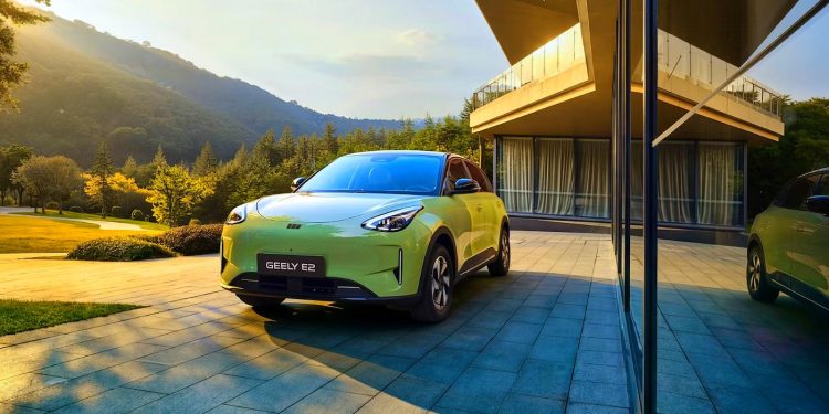 El coche eléctrico chino Geely E2 ya admite reservas en España desde 13.990 euros y llegará a los concesionarios el 9 de septiembre