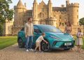 MG refuerza su estrategia en España con cinco medidas para mantener el liderazgo entre los coches chinos, mientras BYD reduce la distancia en ventas.
