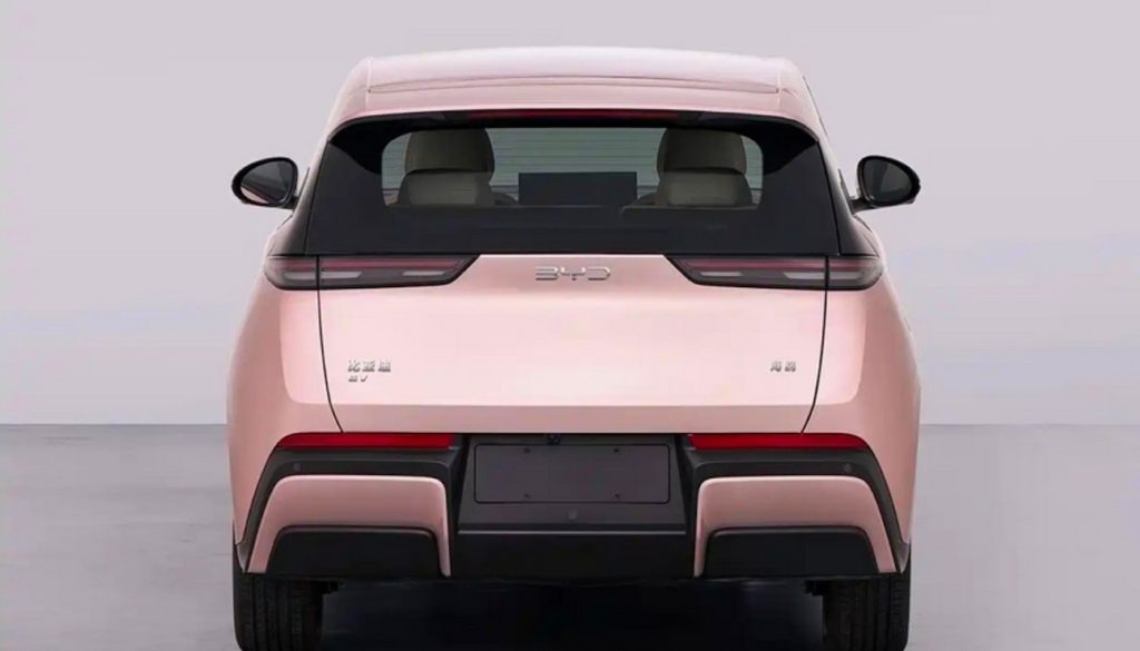 El BYD Dolphin Surf crece 42,5 cm y se queda en 4,20 metros de largo. Ganará espacio interior y contará con un maletero más amplio.