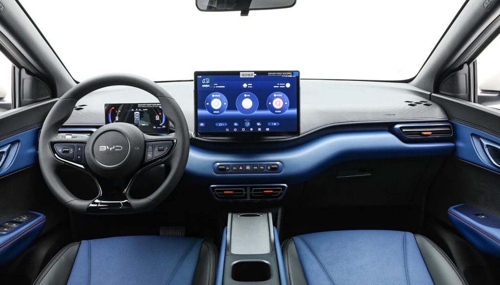 El interior del renovado BYD Dolphin Surf se renueva con un salpicadero distinto, consola a dos alturas y dos portavasos. Añade además una pantalla multimedia más grande.