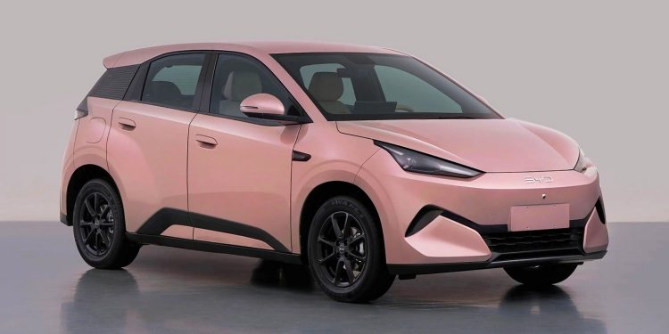 El futuro BYD Dolphin Surf crece 42,5 cm, estrena motor de 127 CV y cambia por dentro. Su versión con batería de 39,23 kWh alcanzará hasta 420 km de autonomía.